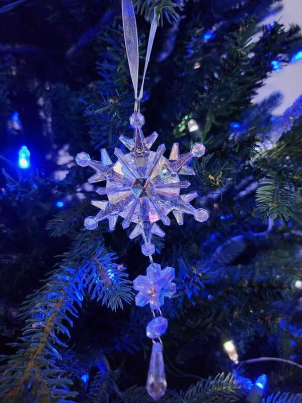 18pcs Christmas Tree Decoration Crystal Ornaments, Hanging Acrylic Christmas Snowflake Icicle Drop Crystal Ornaments for Christmas Tree photo review