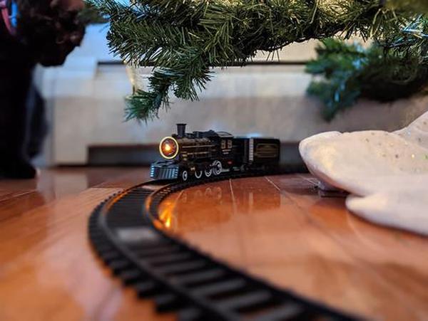 Christmas Train, Electric Train Set with Retro Classic Steam Engine Wagon, Battery Powered Train Playset with Smoke Lights and Sounds photo review