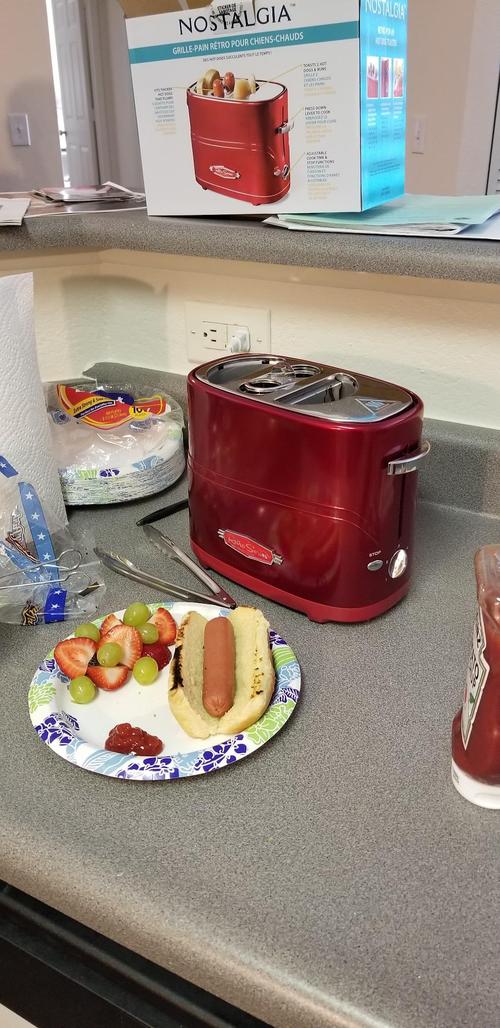 Compact Pop-Up Hot Dog Toaster: Perfect for Small Kitchens photo review