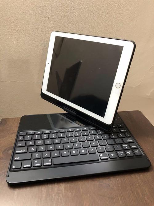 Durable, Protective, and Portable 360 Rotatable iPad Case with Backlit Bluetooth Keyboard photo review