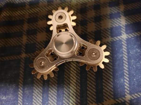 Pure Brass Fidget Spinner Gears Linkage Fidget Gyro Toy photo review