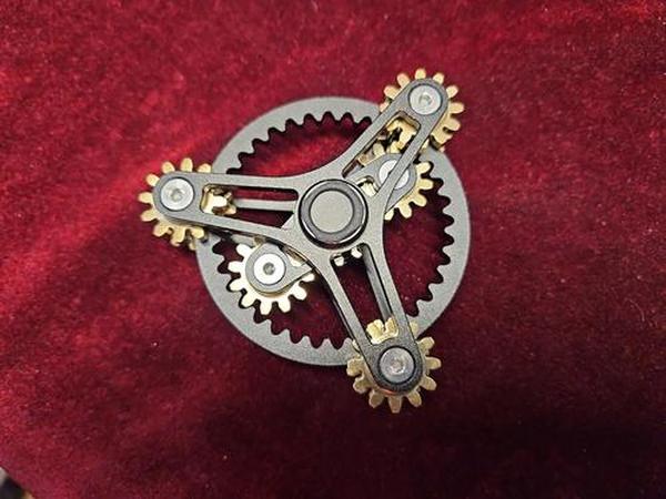 Pure Brass Fidget Spinner Gears Linkage Fidget Gyro Toy photo review