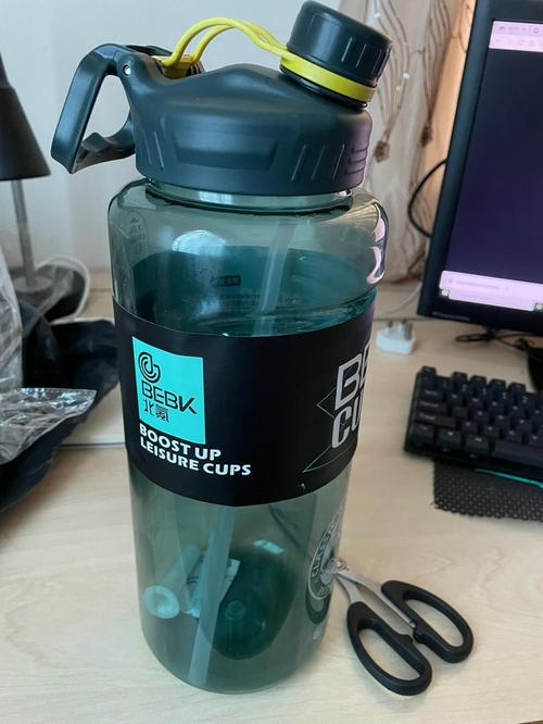 Summer Large Capacity Sports Water Bottle photo review